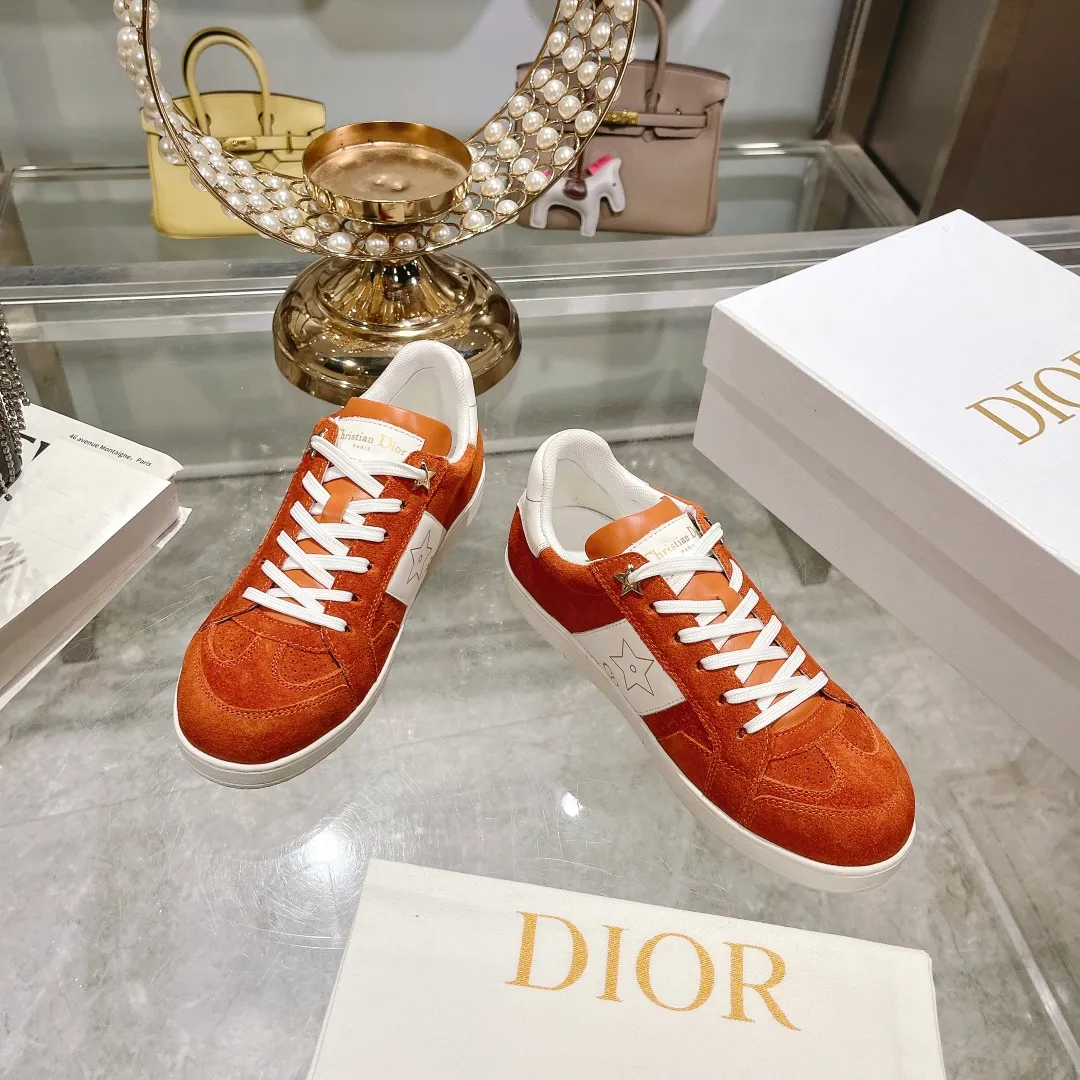 👟👟Ex-factory price 560👟👟Dior2024 new white shoes, Dior Dior Star women's sports shoes, very light summer white shoes. The upper is carefully made of imported suede, decorated with tonal suede panels, metal stars decorate the lace eyelets, and breathable mesh inside. The upper is punched and designed not to stuffy the feet. It is equipped with Christian Dior logo and thin soles. The thick sole is suitable for all seasons! Size: 35-41 (40 and 41 are customized and cannot be returned or exchanged)